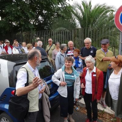 Le bus pour le centre ville attend